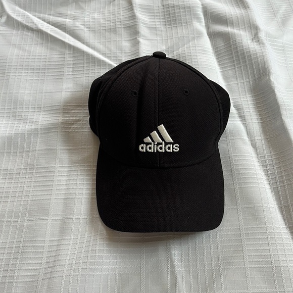 Adidas black hat - Picture 1 of 2